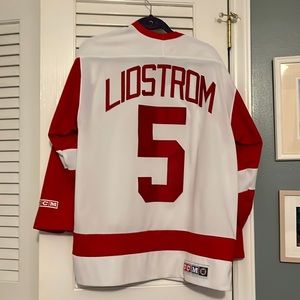 Vintage Detroit Red Wings Nicklaus Lidstrom CCM Jersey - size large.